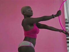 Une belle fille au chocolat lèche un gros porno vidéo gratuit pénis blanc dans la scène de pov
