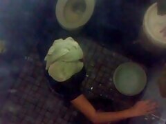 Une lesbienne blonde est dominée par sa tukif vidéo gay maîtresse