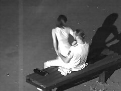Fille asiatique stimule le clitoris avec un jouet video sexe femmes mures tout en recevant une bite