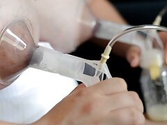 De longues jambes noires ouvertes et une grosse bite blanche la baise vidéos porno de femmes âgées