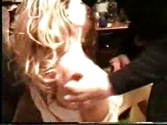 Petite blonde vidéo de sexe tukif fait l'amour avec un homme expérimenté sur le canapé