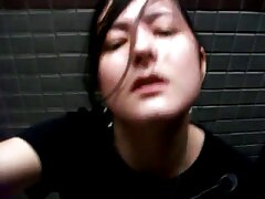 Une bimbo plantureuse qui a videos pornos en streaming des lignes de bronzage chaudes est assise sur une grosse bite