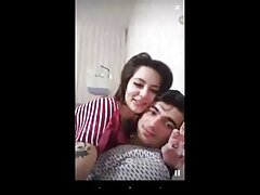 Une milf bien roulée est nue à l'extérieur et elle se fait video cul streaming baiser et lécher