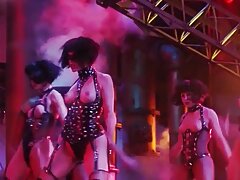 Une fille ébène avec un gros cul est assise sur un gros des videos porno pénis ici