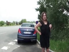 Une adolescente se fait fourrer pourno xx une bite dans sa chatte ronde et serrée sur le lit