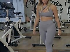 Joli vidéos femmes matures jeune couple passe un moment merveilleux dans la chambre