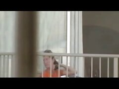 De belles filles à la peau de chocolat s'amusent avec video prono film leurs pêches