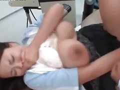 Le cul d'une salope latina est bourré de bite et elle vidéo poreno aime ça