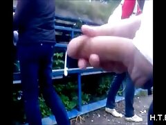 Une blonde aux video pprno gratuit gros seins suce une grosse perche charnue sur le lit