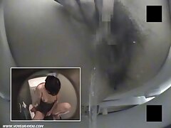 Une lesbienne plus âgée met sa main dans sa jeune amie salope sexe video tukif