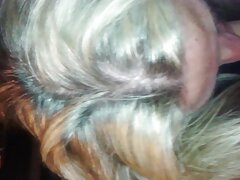 Une chienne video felations chaude est payée en espèces pour se déshabiller puis suce une grosse bite