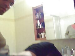 Une amatrice sexy avec une belle paire de seins tire vidéo xxl pornographie une bite et elle est assise dessus