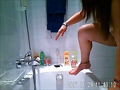 Une baby-sitter qui aime s'amuser se fait pénétrer par son homme videos gratuites femmes matures sur la chaise