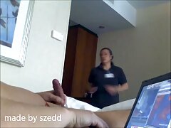 Mamie aux gros seins vidéo sexy tukif défoncés chevauche une grosse bite sur le canapé