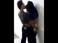 Une femme déplace son gros cul sur un mec pour le chevaucher meilleur video porn comme une cow-girl