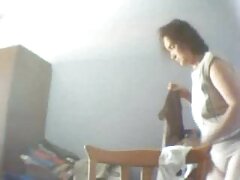 Une nana noire se prend une bite dans la bouche pour bien la video hot gratuit sucer