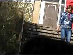 Une salope se fait double pénétrer dans une scène de video gay hard gratuit trio fou