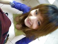 Une grosse blonde est prono vidéo gratuit assise sur une grosse tige pour baiser