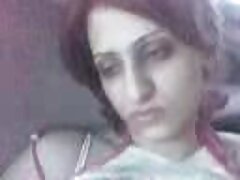 Une femme aux traits sexy exécute video sexe tu kiff docilement les commandes du baiseur