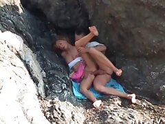 Une grosse salope en ébène s'occupe d'une bite de mec video de sexe amateur gratuit blanc. c'est gros et ferme