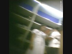 Une patronne video srxe sexy attire ses jeunes stagiaires dans un trio au bureau