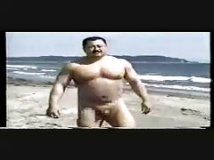 Une video nudiste gratuit brune chaude est dans un trio, se fait baiser par deux gros hommes