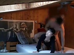 De belles filles sont dans la cour de la prison, se baisent cougar nue video
