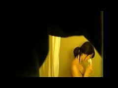 Une brune et un mec sont l'un sur l'autre dans la scène coquine extrait video amateur