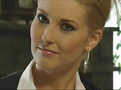 Deux dames, jeunes et video sexe homme gay moins jeunes se lèchent et s'embrassent
