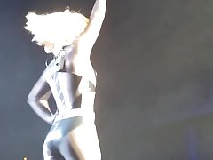 Miel brune avec une chatte poilue défoncée par un voyou masqué streaming sexe amateur si fort