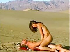 Une brune avec des bas sexy et des des videos de sex talons hauts se fait pénétrer profondément