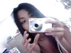 Une fille sexy qui video amateur gratuite a un fétichisme des pieds donne un footsie à son homme