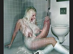 Blonde video direct porno avec un joli corps caresse sa chatte humide sur le canapé