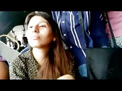 Bombasse mince se déshabille pour video sexe femme jouer en solo avec un jouet sexuel rose