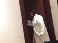 Adorable fille avec un butin rond en double équipe à l'extérieur belle video porno