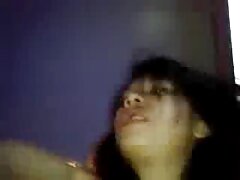 Une nana sexy avec de petits seins révèle sa chatte video xxl sexe humide à son partenaire