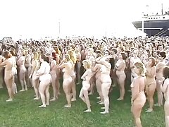Strapon double équipe d'un mec porno vidéo film soumis à collier