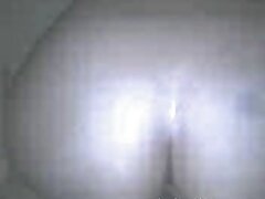 Une salope en forme avec des seins énormes est sur le canapé, se fait défoncer la chatte video tukife humide