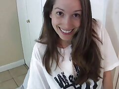 Latina incroyable avec de gros seins vidéo pornographique sexy naturels est assise sur une bite