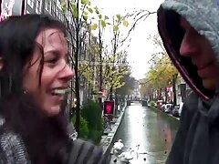 Mince brune miel video pornographique pornodingue se fait prendre par un acteur porno tatoué