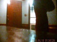 Une minx maigre qui a une chatte chauve et pleine de lèvres se fait fellation video porno baiser par son homme