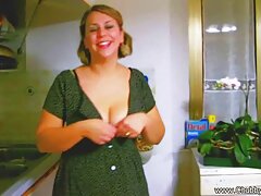 Une fille au gros cul est filmée porno femme vidéo alors qu'elle glisse de haut en bas sur une grosse bite