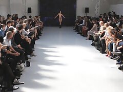 Lassie vidéo porno sexe demande à son petit ami de la baiser directement sur le trampoline