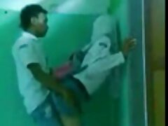 Un homme lubrique baise sa petite amie aux gros film porno gratuit en vidéo seins en levrette