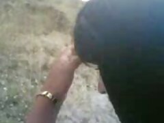 Babe allume un homme vidéos porno homosexuel avec un butin et l'encourage à se faire enculer