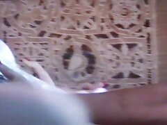 Une blonde au gros cul avec de l'encre sur les bras vidéo amateur gratuite vénère un gros pénis
