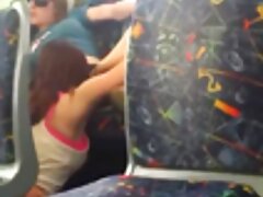 Salope huilée et mâle brutal s'amusent nus sur un matelas video x cul gonflable