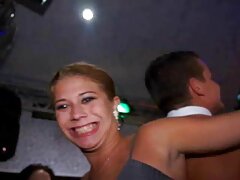 Un homme pendu étire la fille exotique d'un ami video porno femme mature sur tout le lit