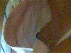 Petite blonde porno se fait video xxx soumise baiser sur le canapé rouge