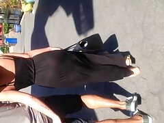 Lily video femme mature Cat, une adolescente maigre, chevauche une belle bite sur le canapé